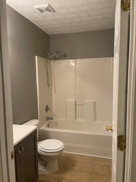 Building Photo - 160 Red Hawk Dr