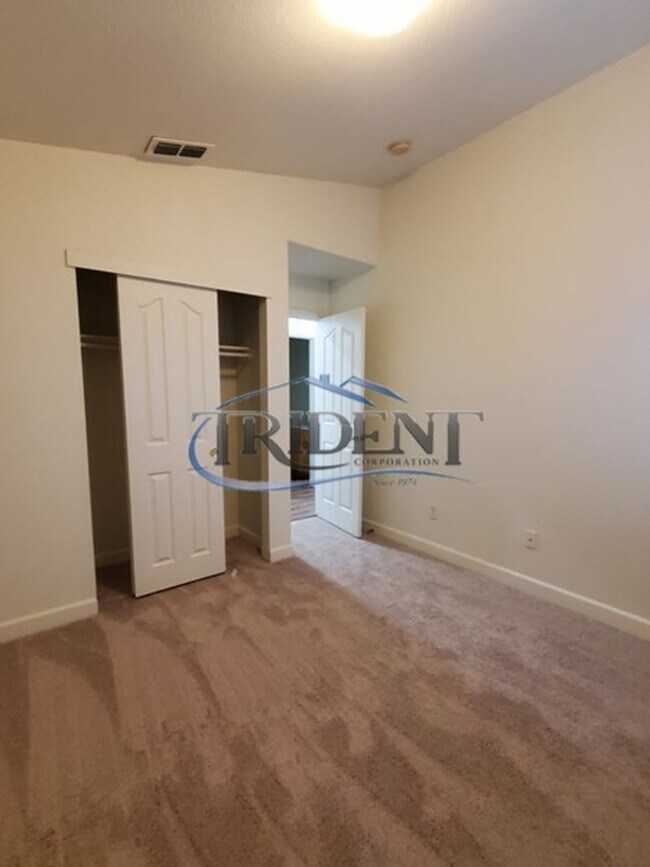 Building Photo - 4 bedroom 2 bath near schools and parks