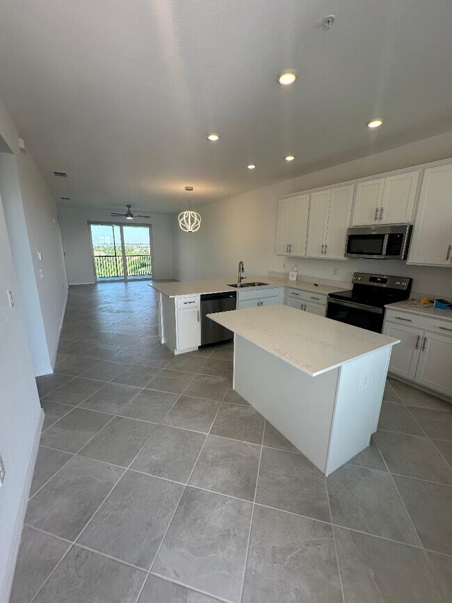Building Photo - 12240 Wellen Golf St