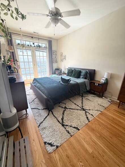 Building Photo - 3349 N Clark St