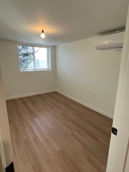 Bright bedroom with independent AC/Heat - 522 Lee St