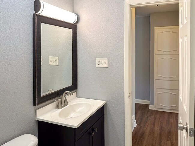 Building Photo - 3 Bedroom / 2 Bath