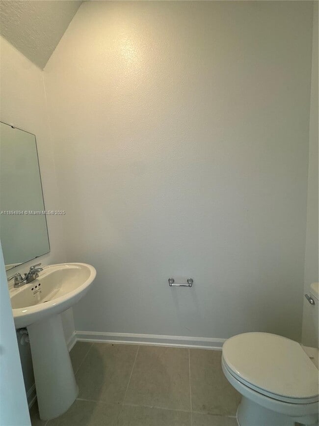 Building Photo - 512 Hart Ln