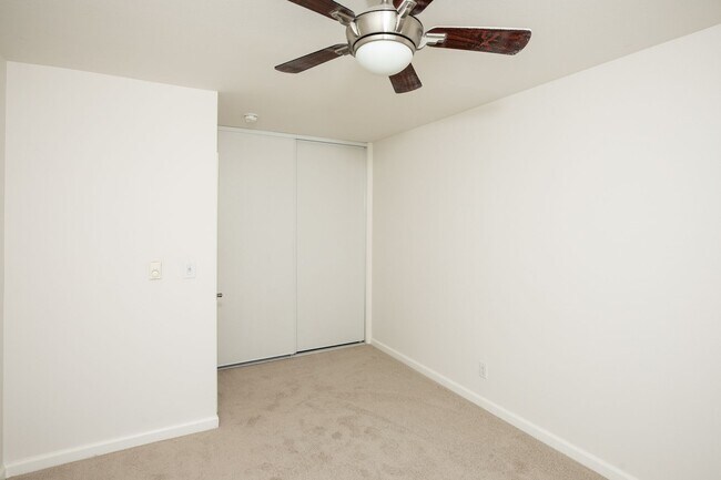 Building Photo - Spacious unit with a central location