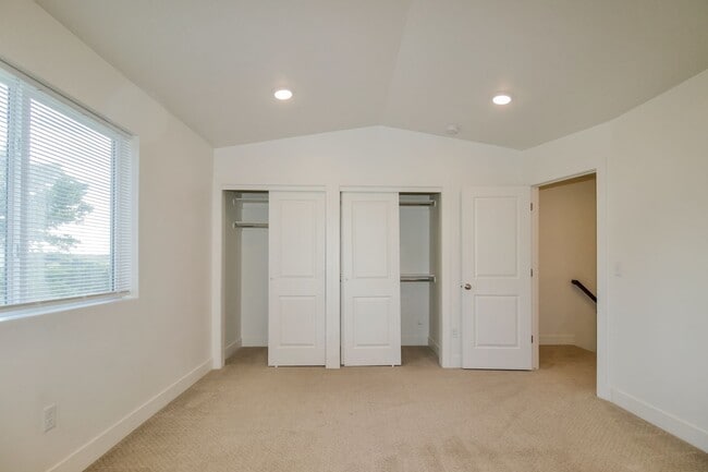 Building Photo - Spacious 3 Bed, 2.5 Bath Pet-Friendly Home with Central Air & 2-Car Garage! - Available on NOW!