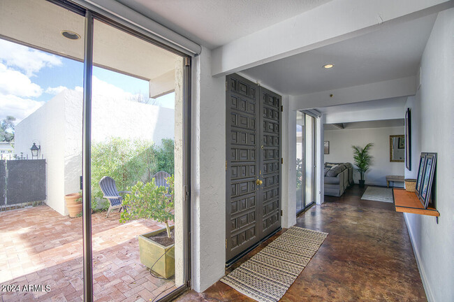 Building Photo - 7018 N Barbados Pl