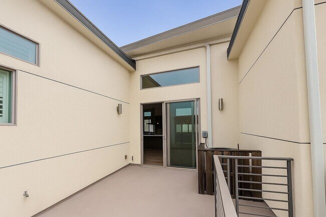 Building Photo - Rare 4-Bedroom Find in Redondo Beach