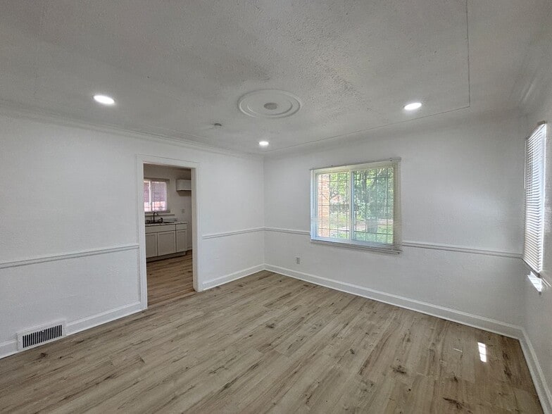 Building Photo - 14800 Woodmont Ave