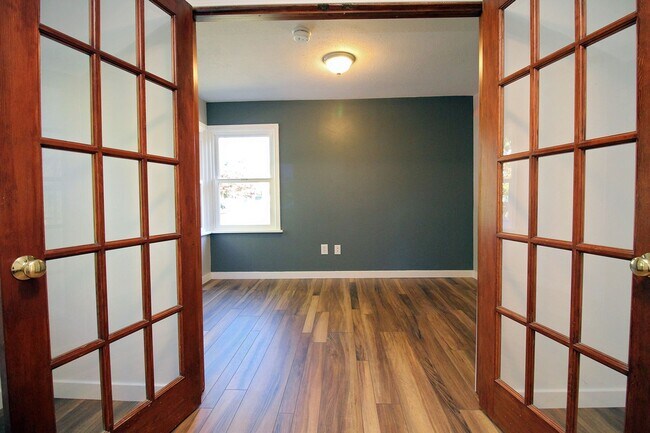 Building Photo - 805 NW Angeline Ave