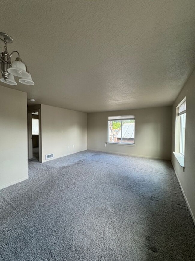 Building Photo - Pet Friendly Charming Remodeled 2 Bedroom ...