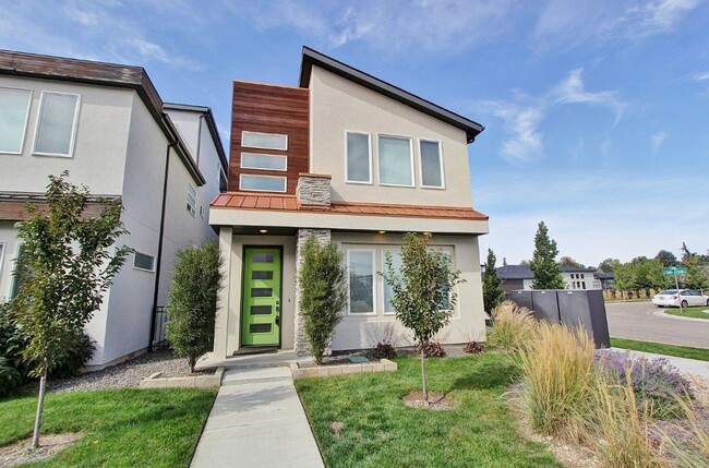 Primary Photo - Urban Living At Its Finest