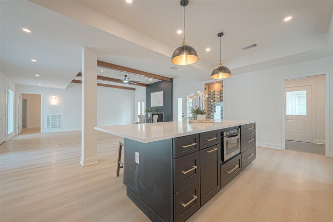 Building Photo - 10027 Lynbrook Dr