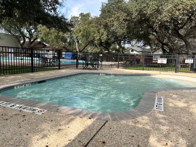 Building Photo - 5706 Quail Crown