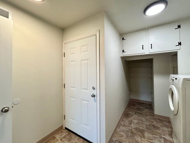 Building Photo - Freshly Updated 3 Bedroom Home with Garage, Fenced Yard & Covered Patio!