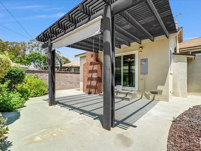 Building Photo - 4847 Ocana Ave