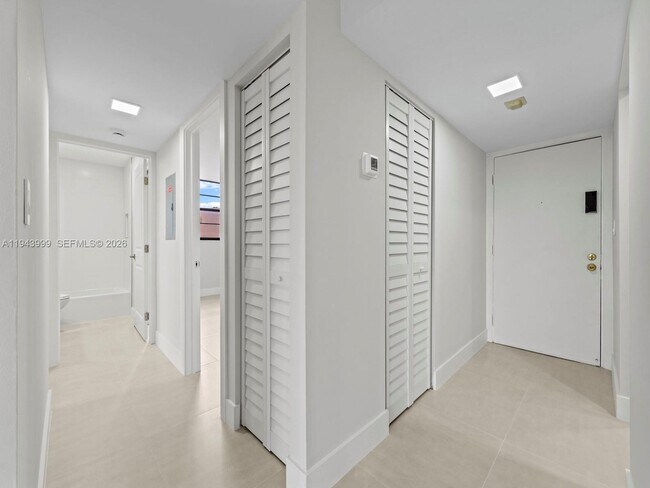 Building Photo - 10825 SW 112th Ave