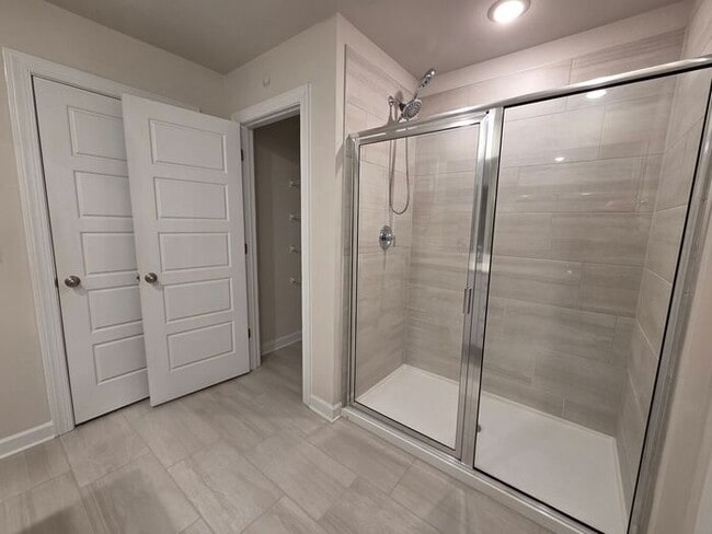 Building Photo - Beautiful and spacious! Ready for move in!