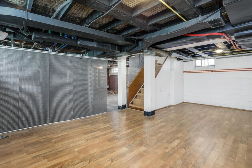 Building Photo - 1600 N Altadena Ave