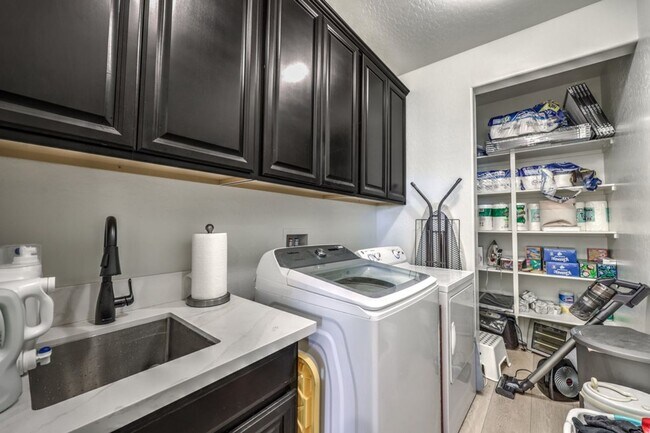 Building Photo - Elegant 5-Bedroom Henderson Home in the Heart of Green Valley