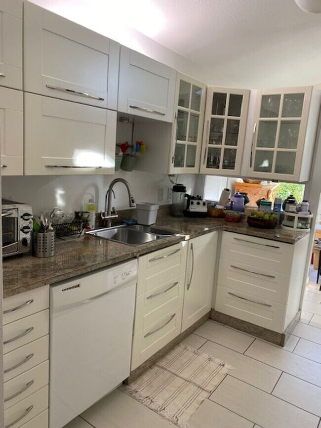 Building Photo - Florida living at its finest with the 2 bedrooms and 2 bathrooms plus a flex room home!