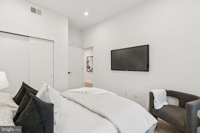 Building Photo - 30-30 W Allens Ln