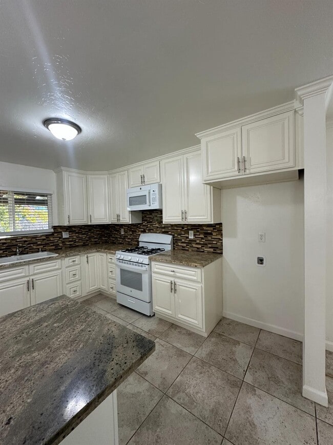 Building Photo - 440 N Homsy Ave