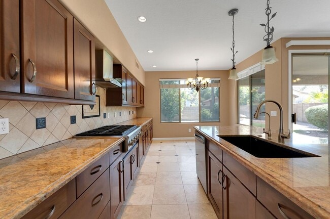 Building Photo - Stunning 5BR House in Chandler