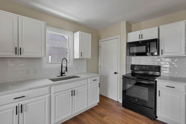 Building Photo - Newly Refreshed 3-Bed Bungalow with Bonus Sunroom & Finished Attic – Columbus Living!