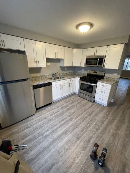 Kitchen - 636 W Pickwick Ct