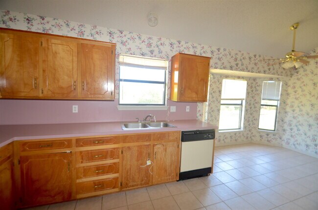 Building Photo - AMAZING 4 BED/ 2 BATH HOME IN WESTERN HILL...