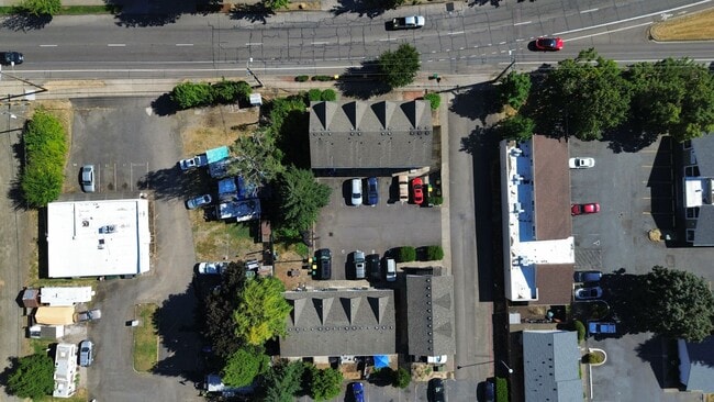 Building Photo - End unit Townhouse in Forest Grove