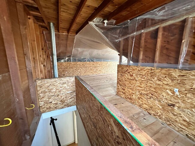 Building Photo - RED125/127