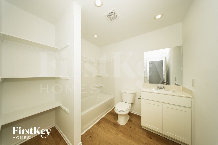 Building Photo - 441 Labelle Ln