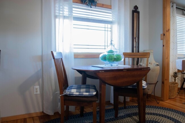 Building Photo - Quaint ranch style 1 bedroom, 1 bathroom in Windsor!