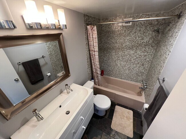 Building Photo - Light-filled Contemporary 1 Bedroom 1 Bath...
