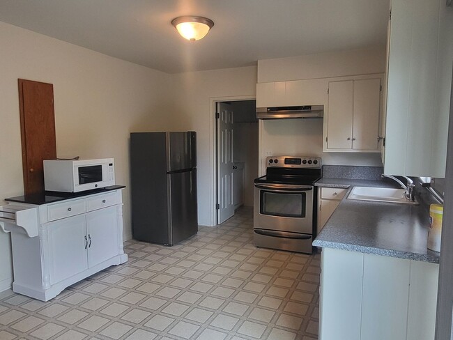 Building Photo - 2 bedroom 2 bath for rent in the NW Area o...