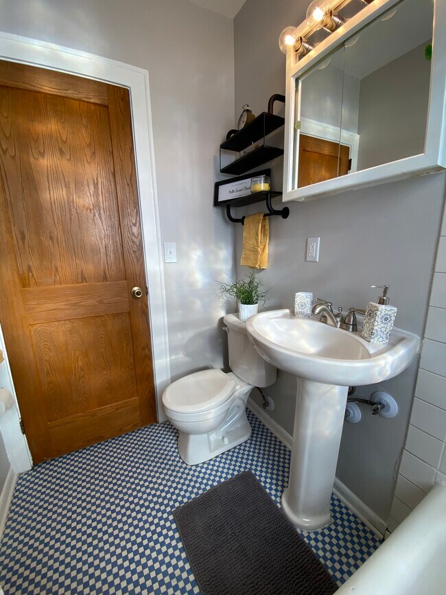 Building Photo - 4247 Cedar Ave S