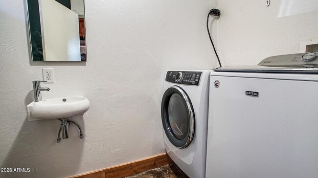 Building Photo - 902 W Verde Ln