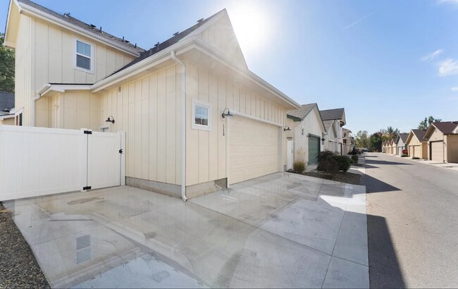 Building Photo - Beautiful 3 Bed 3 Bath home in the Heart of Eagle
