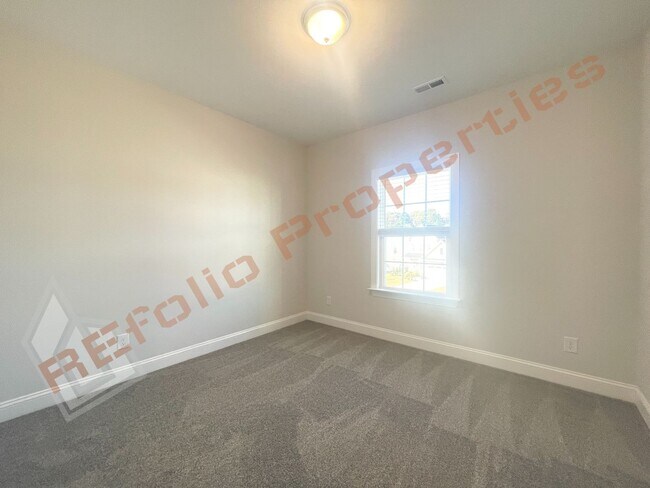 Building Photo - Beautiful 5 Bedroom 2-Car Garage Home with...