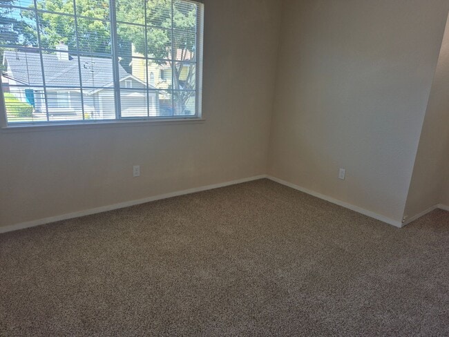 Building Photo - Adorable 3 bedroom 2.5 bath home