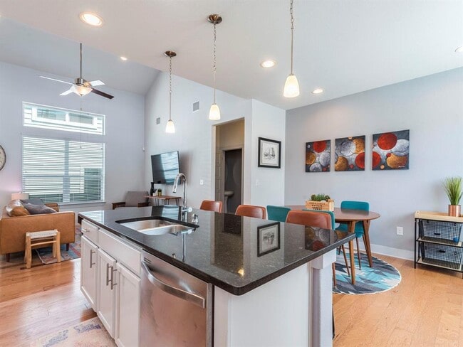 Building Photo - 2315 Capulet St