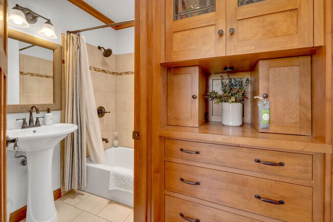 Building Photo - 1072 Johnson Ave