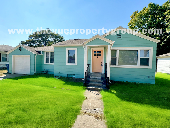 Primary Photo - Charming 2 bed, 1 bath with fenced in yard...