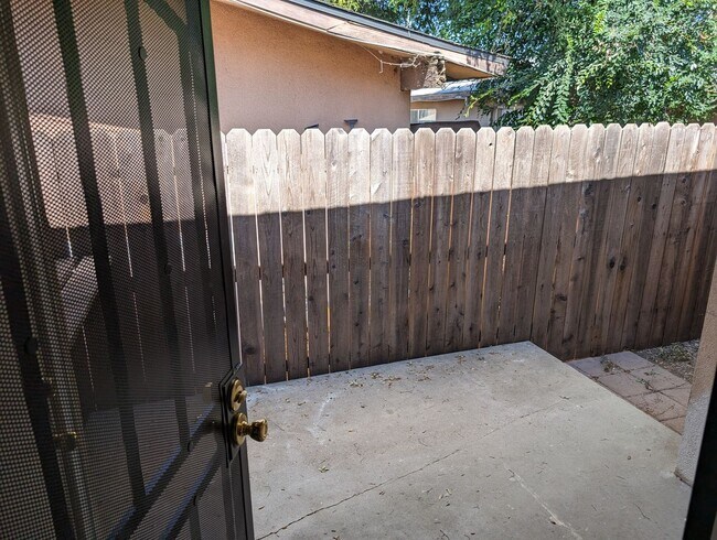 Building Photo - University Triplex