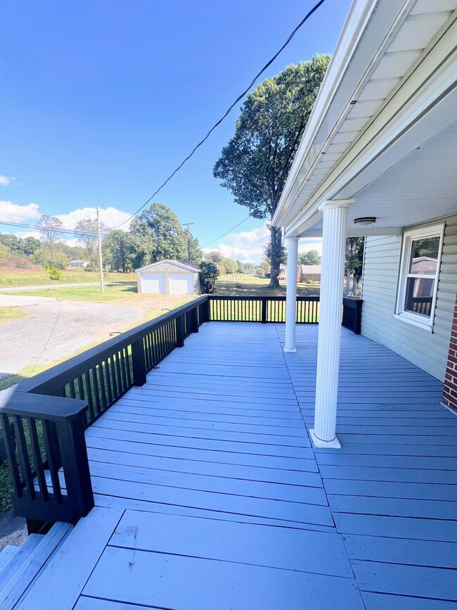 Building Photo - 3 Bed | 2 Bath | 1+ Acre | 2-Car Garage | ...