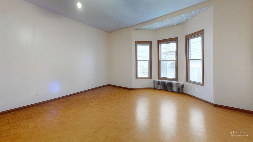 Building Photo - 240 School St