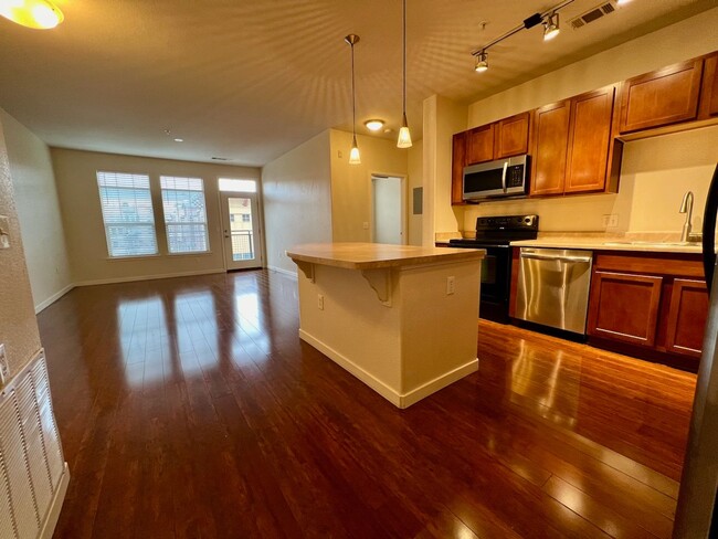 Primary Photo - Gorgeous 1 Bedroom 1 Bath With Great Acces...