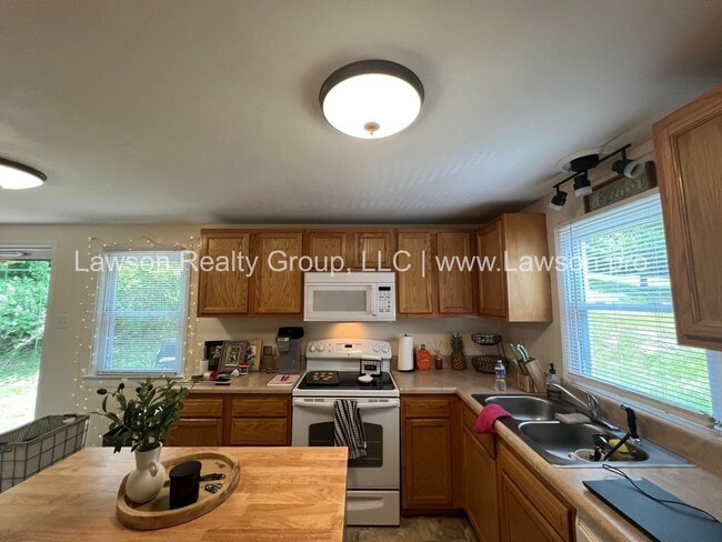 Building Photo - Close to Carvins Cove- One Level Living with Hobby Shed