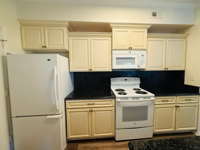 Building Photo - 2 Bedroom Condo For Rent in Carrollwood!